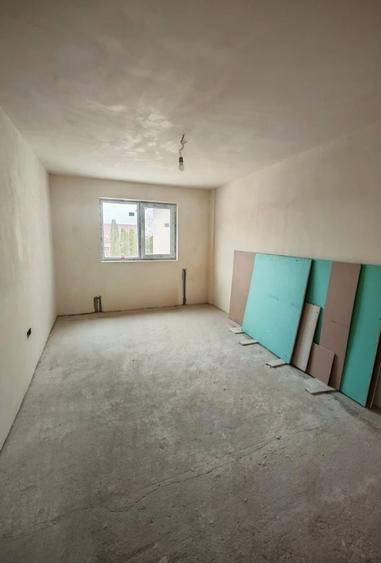 Apartament cu 3 camere decomandat în Stupini