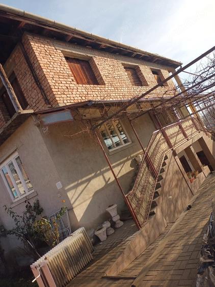 Casă cu 9 camere cu Teren 7500 Mp în Central
