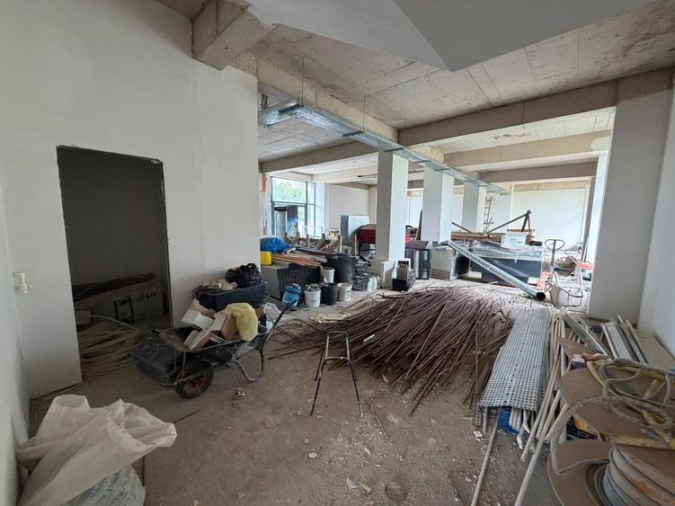 Spațiu comercial, de 371.29998779297 mp, în Central