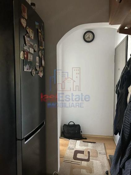 Apartament cu 3 camere semidecomandat în Filiași