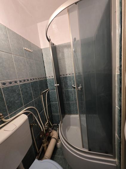 Garsonieră decomandată în Intim