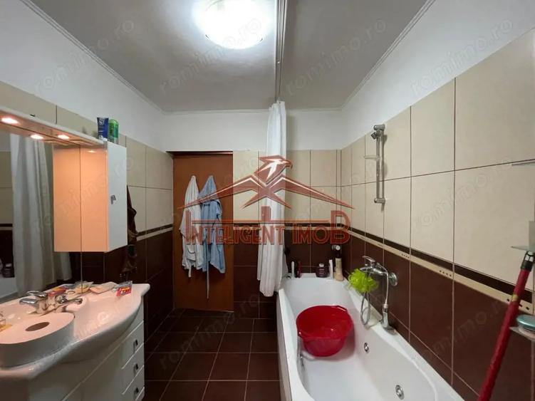 Casă cu 5 camere cu Teren 900 Mp în Hurez