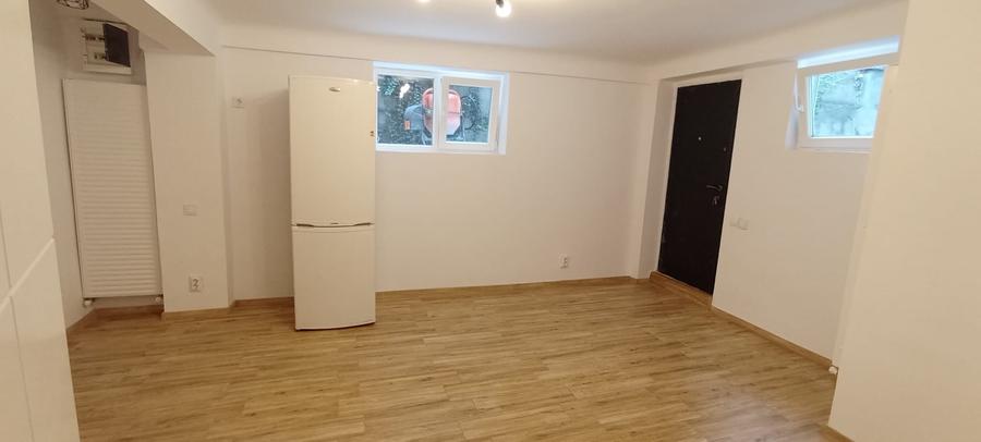 Apartament cu 7 camere decomandat în Cantemir