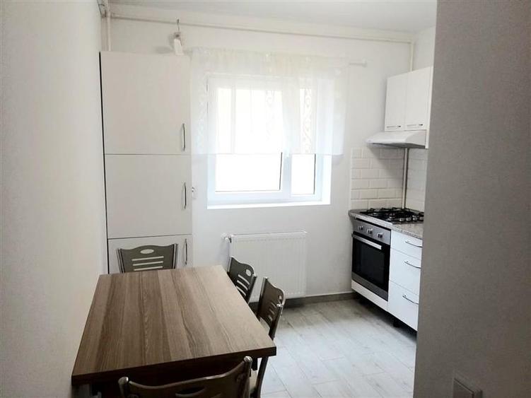 Apartament cu 3 camere decomandat, mobilat în Tractorul