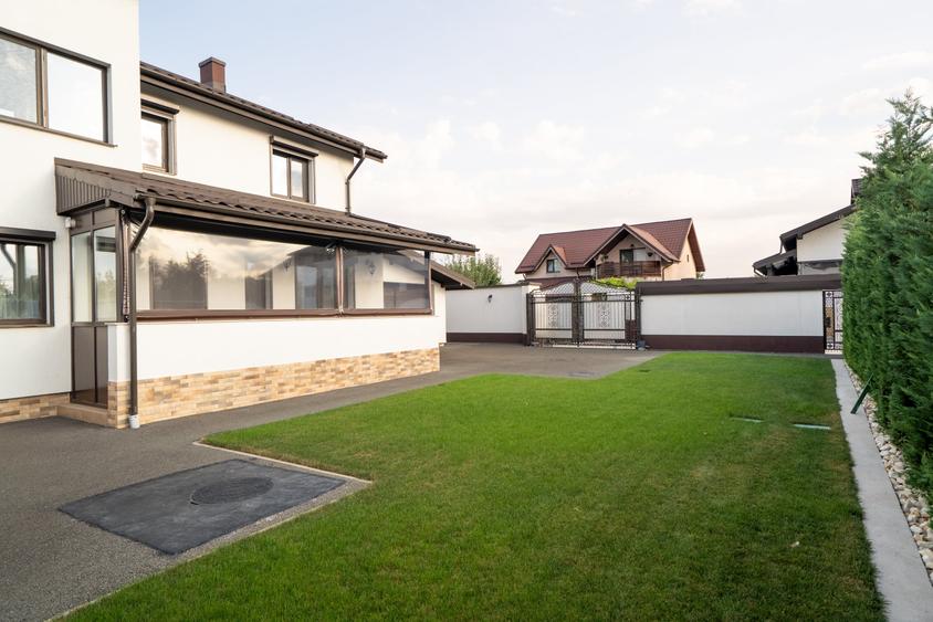 Casă individuală cu 6 camere cu Garaj în 1 Decembrie