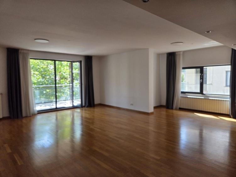 Apartament cu 4 camere decomandat, mobilat în Dorobanți