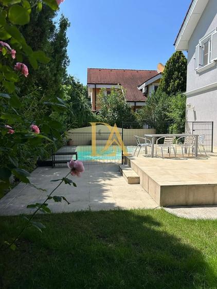 Casă cu 7 camere cu Canalizare în Central