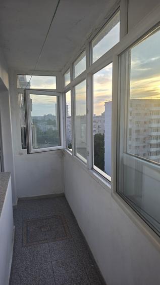 Garsonieră decomandată în Titan