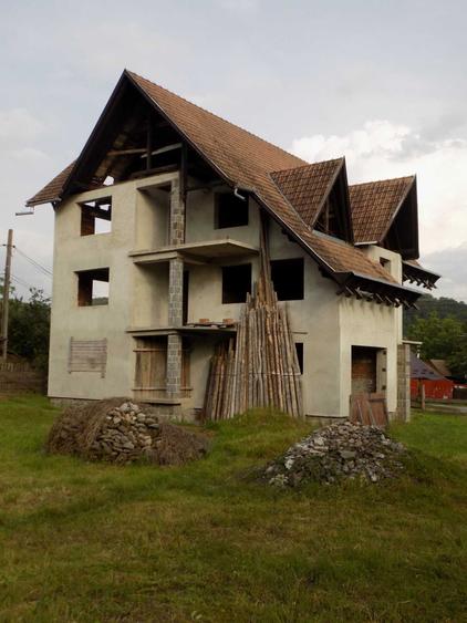 Casă cu 4 camere în Căpeți