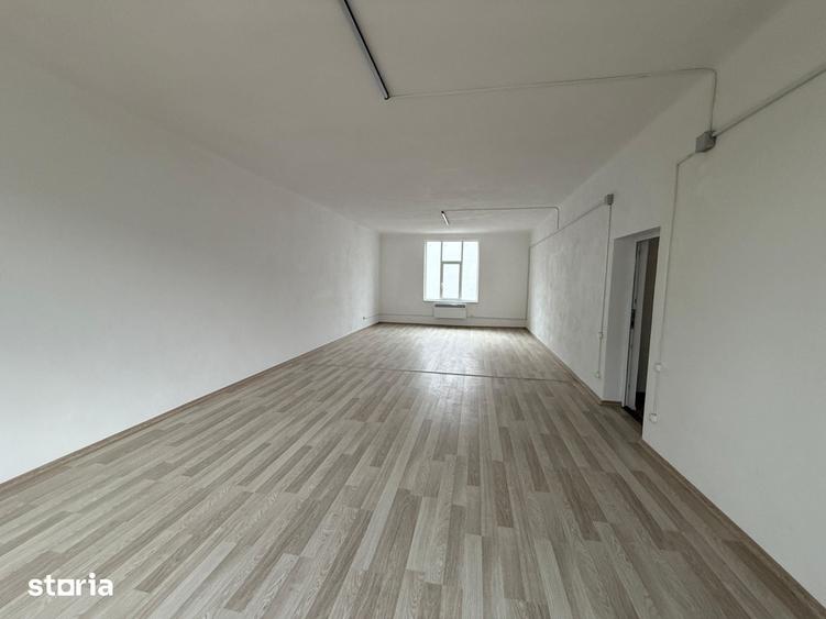 Spațiu comercial, de 1,464 mp, în Cristian