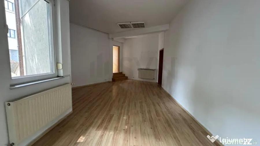 Casă cu 10 camere cu Teren 402 Mp în Lacul Tei