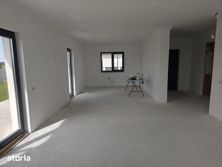 Casă cu 4 camere cu Teren 500 Mp în Săbăreni