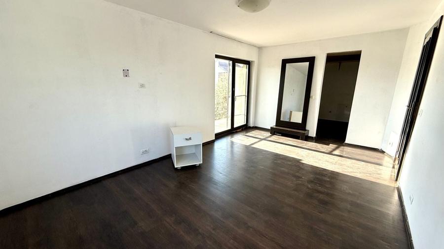 Duplex cu 5 camere cu Canalizare în Exterior Sud