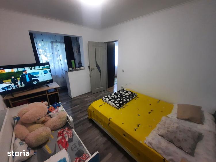 Apartament cu 3 camere semidecomandat în Micro 15