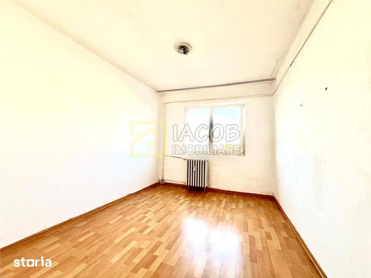 Apartament cu 3 camere semidecomandat în Republicii