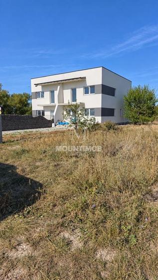 Duplex cu 3 camere cu Canalizare în Cristian