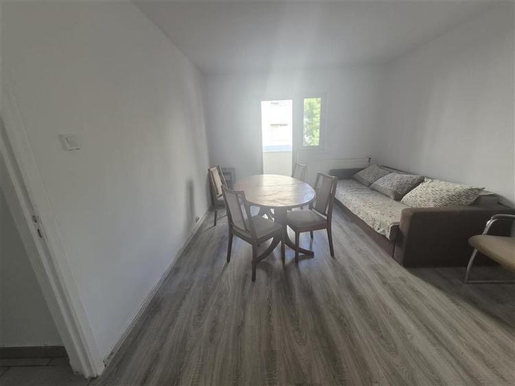 Apartament cu 3 camere semidecomandat în Dacia