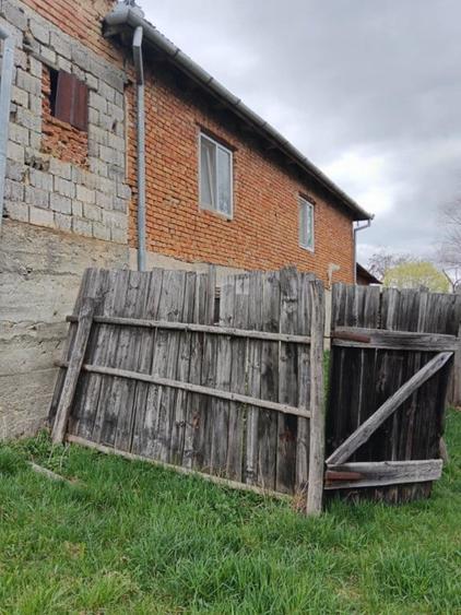 Casă cu 4 camere cu Teren 742 Mp în Apața