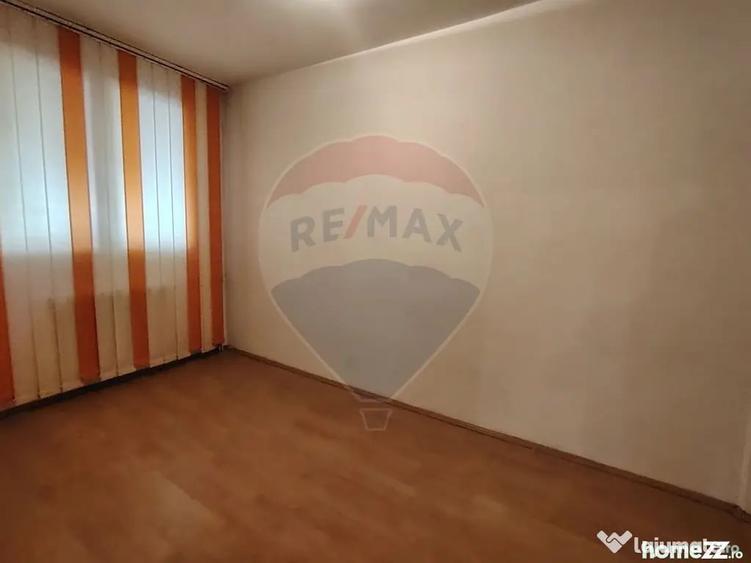Apartament cu 3 camere decomandat în Sud