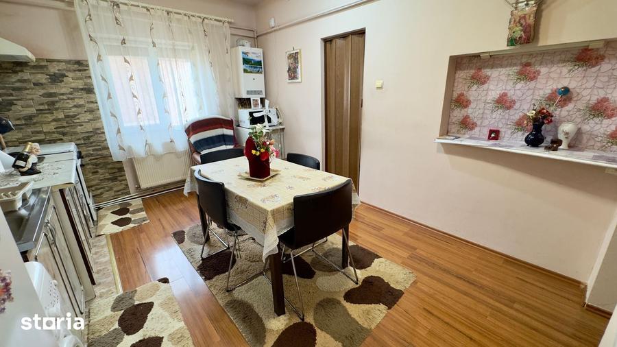 Apartament cu 3 camere decomandat în Cetate