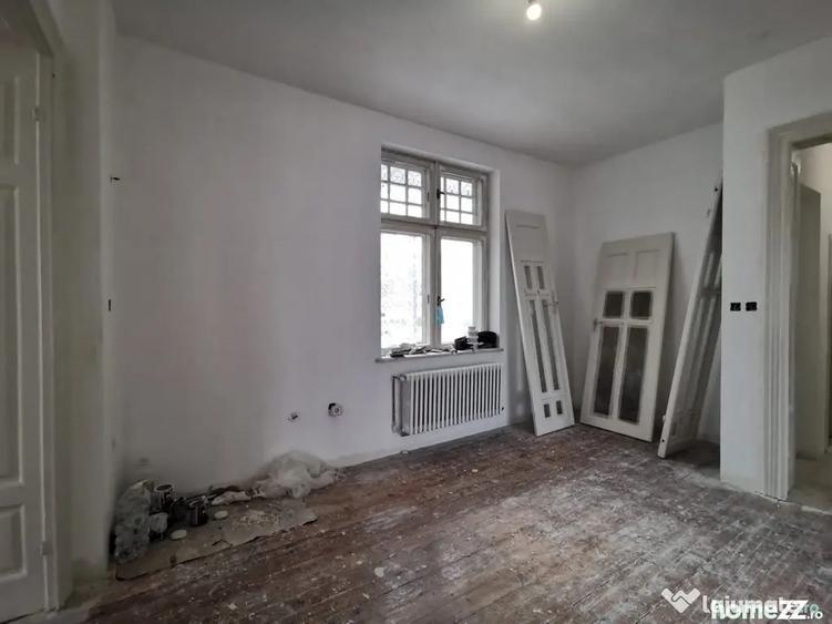 Casă cu 7 camere cu Teren 350 Mp în Ferdinand