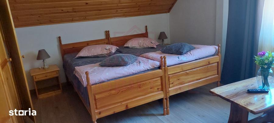Casă cu 10 camere cu Teren 1000 Mp în Cerbăl