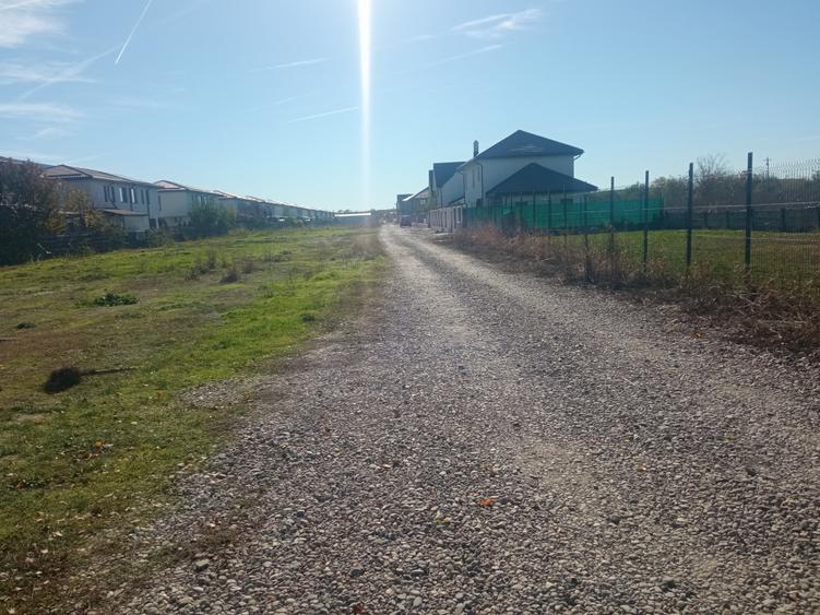Teren Construcții intravilan de 450 mp, în Est