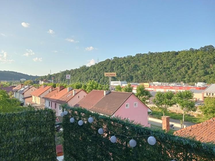 Apartament cu 2 camere semidecomandat, mobilat în Central
