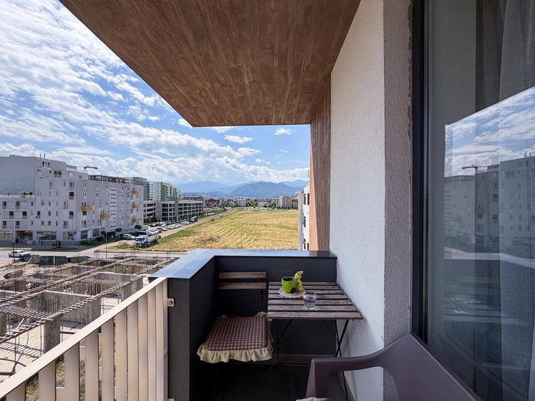 Apartament cu 3 camere decomandat în Tractorul