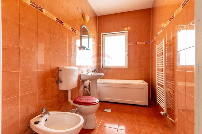 Casă individuală cu 10 camere cu Teren 629 Mp în Dâmbul Rotund