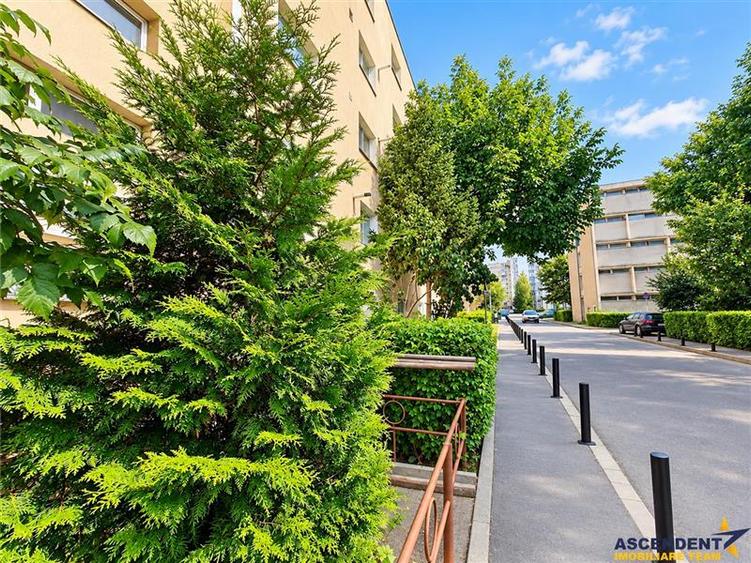 Apartament cu 3 camere decomandat, mobilat în Tractorul