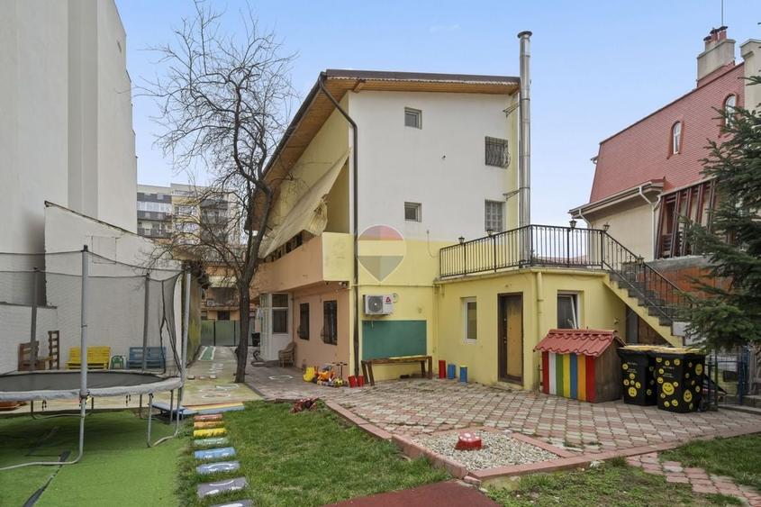 Casă individuală cu 8 camere cu Teren 300 Mp în 13 Septembrie