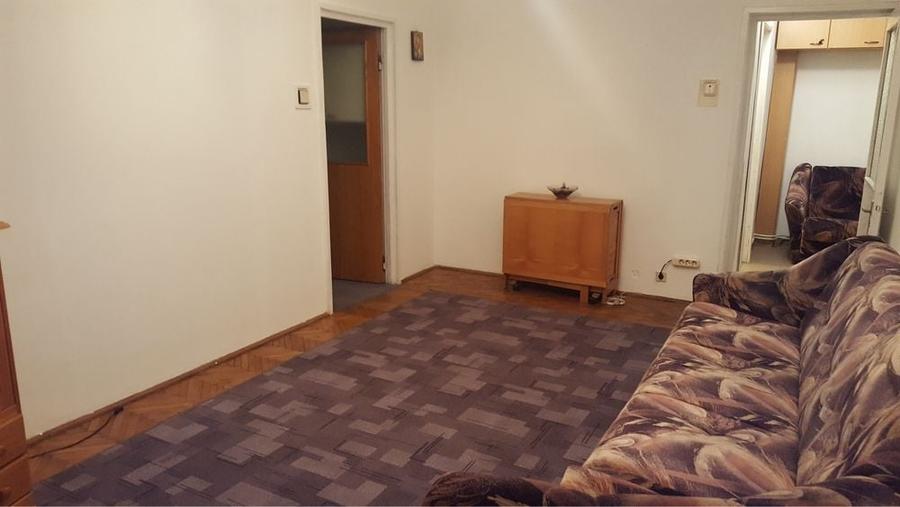 Apartament cu 3 camere semidecomandat în Podu Roș
