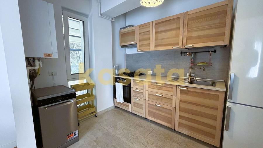 Apartament cu 3 camere semidecomandat, mobilat în Central
