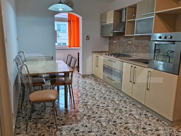 Apartament cu 3 camere decomandat în Central
