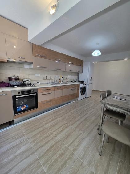 Apartament cu 3 camere semidecomandat în Viziru 1