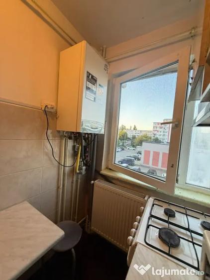 Apartament cu 2 camere semidecomandat în Craiovița Nouă