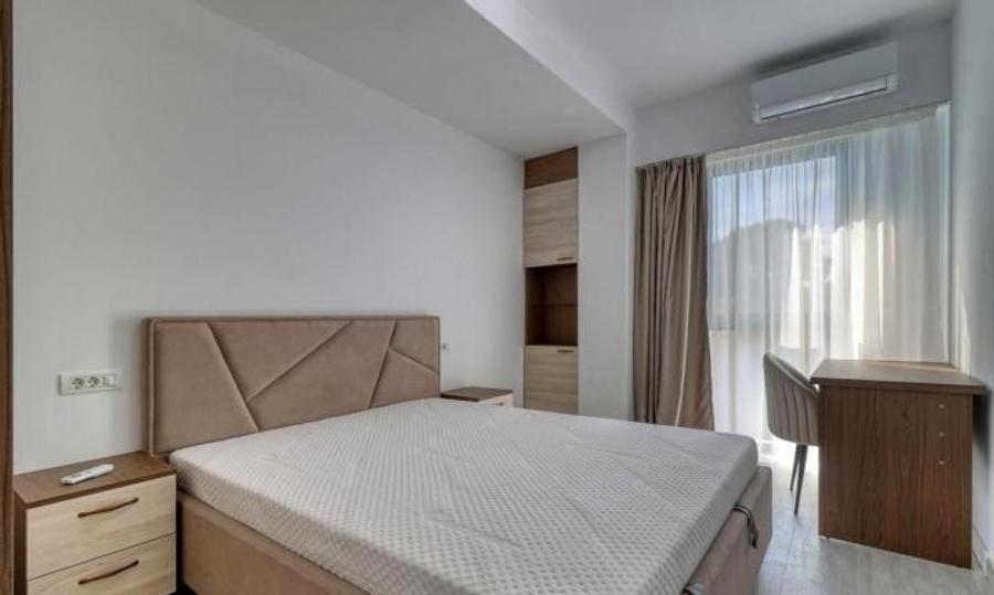 Apartament cu 3 camere semidecomandat, mobilat în Decebal