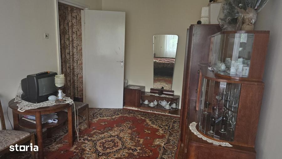 Apartament cu 3 camere semidecomandat în Gojdu
