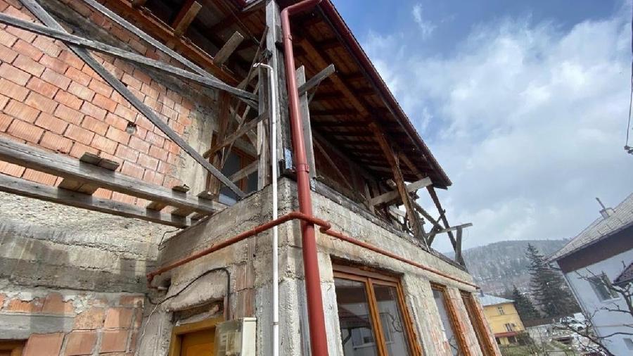 Casă individuală cu 9 camere cu Teren 400 Mp în Nord