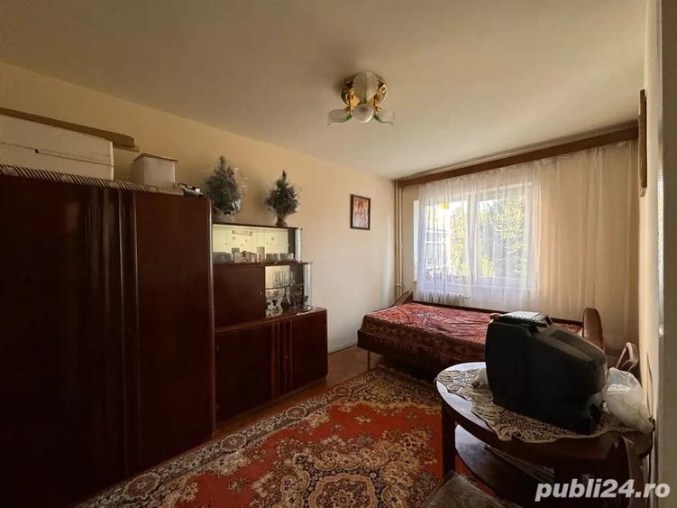 Apartament cu 3 camere semidecomandat în Zamfirescu