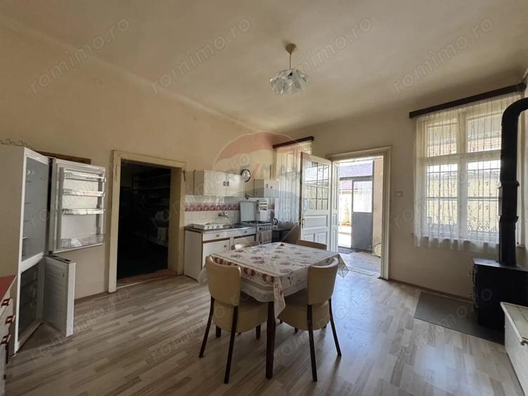 Casă cu 3 camere cu Teren 730 Mp în Central