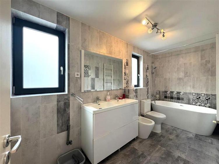 Duplex cu 4 camere cu Canalizare în Rediu