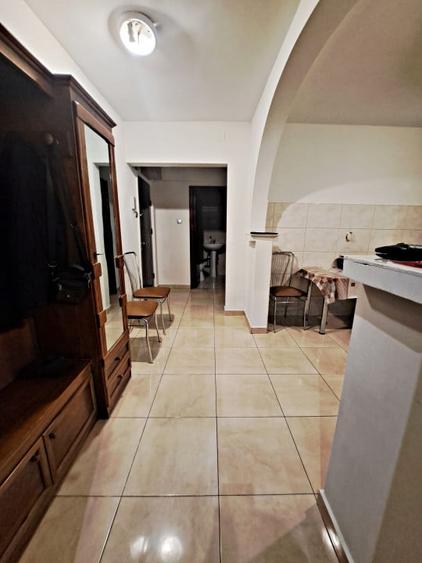 Apartament cu 3 camere semidecomandat, mobilat în Nufărul