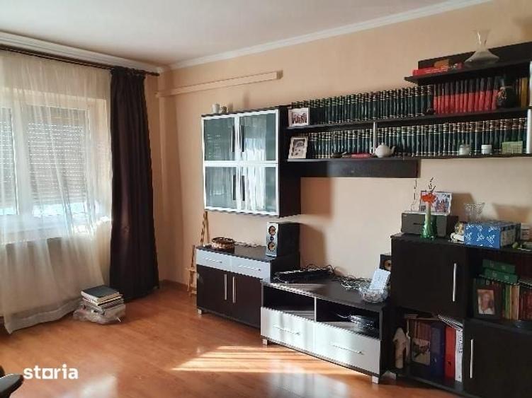 Apartament cu 3 camere în Lăzăreni