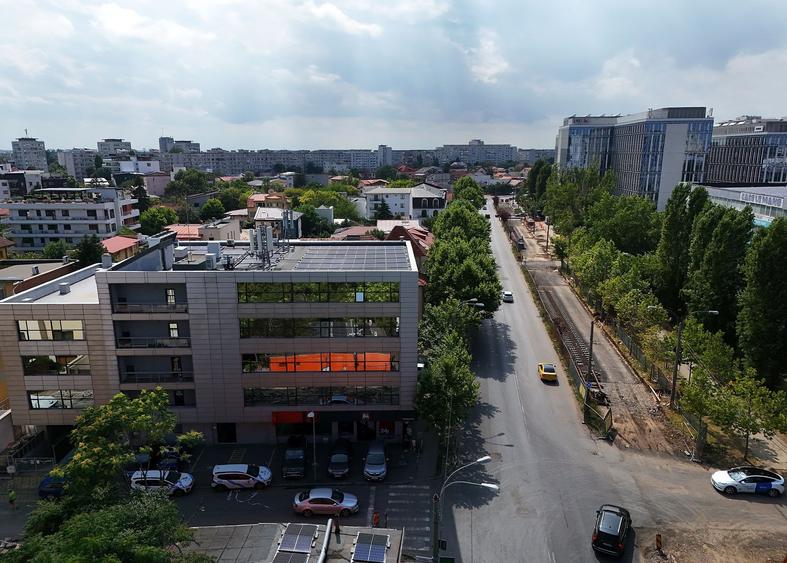 Birou, de 2,300 mp, în Domenii