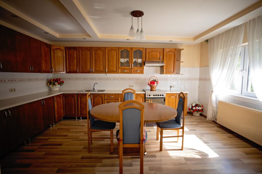 Casă individuală cu 4 camere cu Garaj în Lipovei
