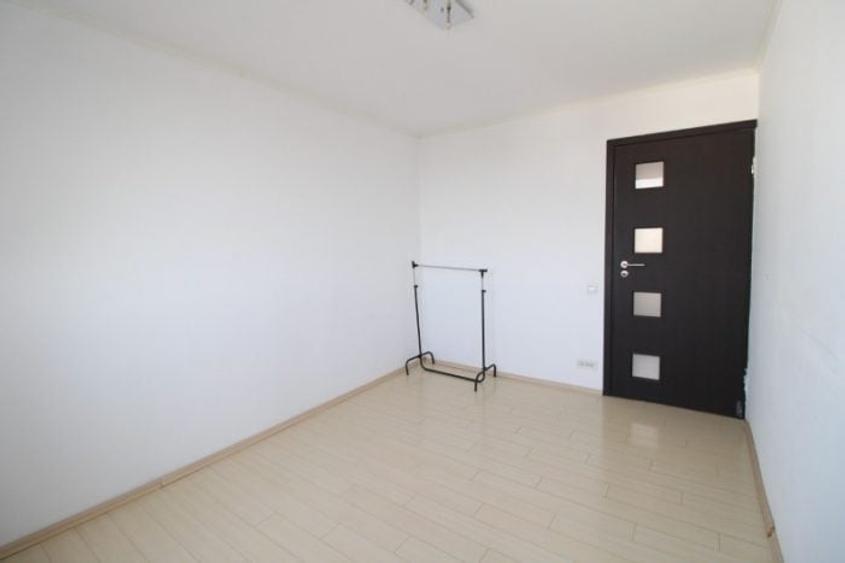 Apartament cu 3 camere semidecomandat, mobilat în Alexandru Obregia