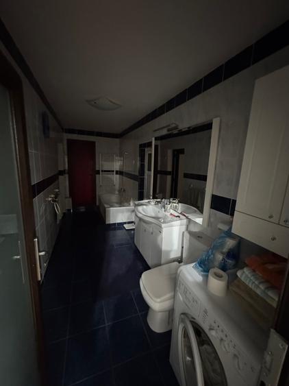 Casă individuală cu 8 camere cu Canalizare în Central