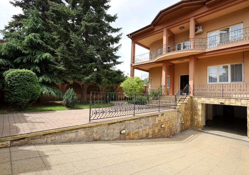 Casă individuală cu 9 camere cu Garaj în Parcul Carol